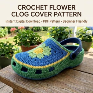 Puede incluir: Una funda de ganchillo para zueco en azul y verde con un motivo de flor amarilla y verde claro en la parte superior. El texto CROCHET FLOWER CLOG COVER PATTERN Instant Digital Download PDF Pattern Beginner Friendly es visible arriba.