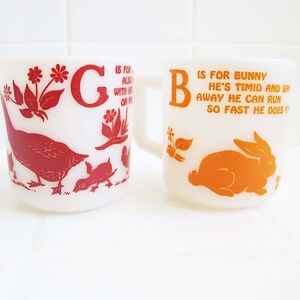 vintage Noisetier de l'Atlas alphabet animaux lait tasses en verre oie et lapin petites tasses kawaii des années 60 pour enfants rouge orange B et G image 1