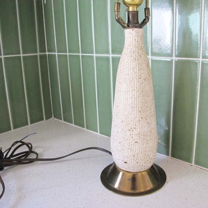 Mid Century Speckled Cream Brown Ceramic Table Lamp with Brass Base Vintage 60s MCM Ridged Neutral Lamp Minimalist Coastal Home Decor image 1