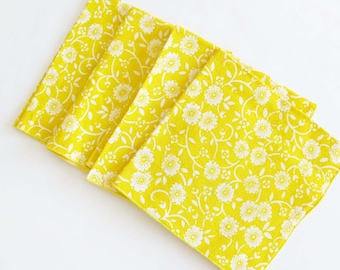 Vintage Yellow Floral Cloth Napkins Set of 4 - 1970s Cotton Flower Print Dinner Napkins Embroidered Edge