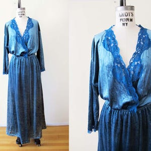 Vintage Blue Velvet Womens Robe M - Lace Trimmed Crushed Velvet Boudoir Lounge Dressing Robe - Retro Glamorous Pin Up Hollywood Regency