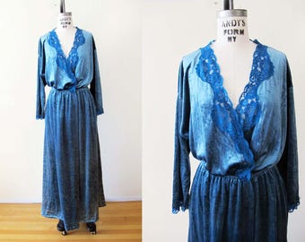 Robe de veludo azul vintage: roupão boudoir com acabamento em renda