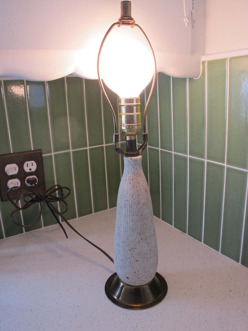 Mid Century Speckled Cream Brown Ceramic Table Lamp with Brass Base Vintage 60s MCM Ridged Neutral Lamp Minimalist Coastal Home Decor image 6