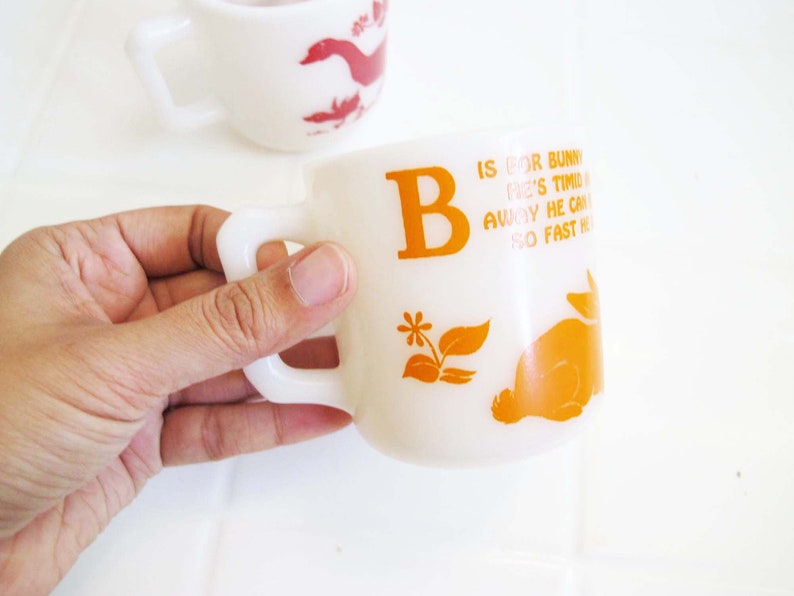 vintage Noisetier de l'Atlas alphabet animaux lait tasses en verre oie et lapin petites tasses kawaii des années 60 pour enfants rouge orange B et G image 4