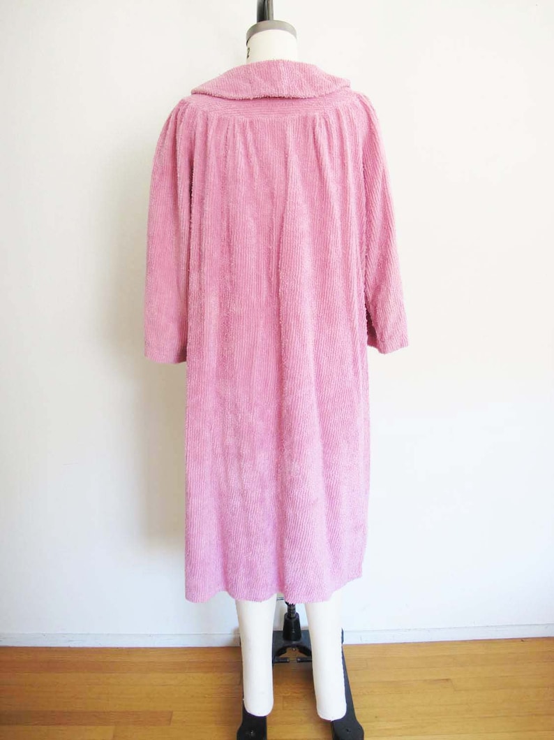 Vintage Pink Chenille Robe Duster Jacket S 1980s Fuzzy Bubblegum Textured Stripe Light Weight House Coat image 4