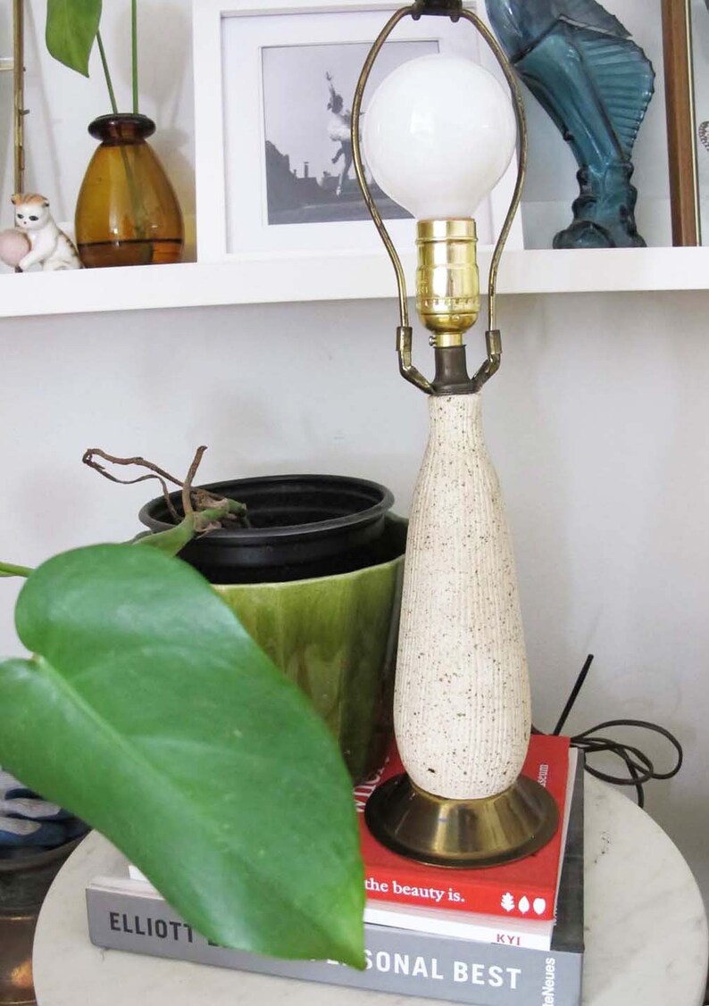 Mid Century Speckled Cream Brown Ceramic Table Lamp with Brass Base Vintage 60s MCM Ridged Neutral Lamp Minimalist Coastal Home Decor image 3