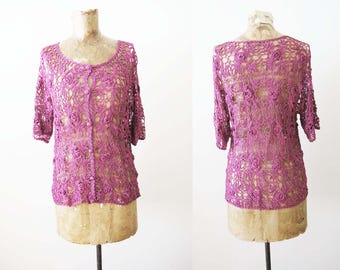 Vintage 70er Jahre Rosa Häkelarbeit Strick Bluse M - 1970er Jahre Dunkel Rosa Blumenspitze Netz Durchsichtig schiere Button Up Top