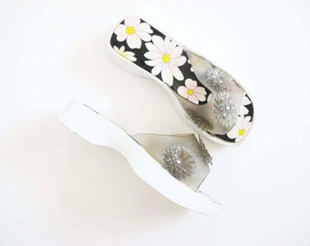 Vintage y2k 2000s Floral Platform Slide Sandals 8 - Daisy Print Chunky Platforms - Plastic Mule Sandals 2000s