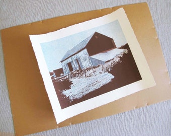 vintage des années 70 sérigraphie grange mer ranch art signé 23 x 19 - paysage rustique bleu brun impression - décoration de ferme shabby chic