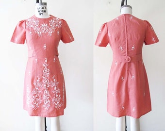 Vintage 60s Embroidered Salmon Pink Dress XS S - 1960s Mod Mini Shift Dress - Twee Pastel