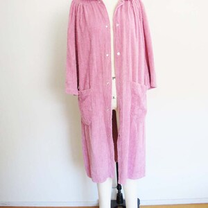 Vintage Pink Chenille Robe Duster Jacket S 1980s Fuzzy Bubblegum Textured Stripe Light Weight House Coat image 2