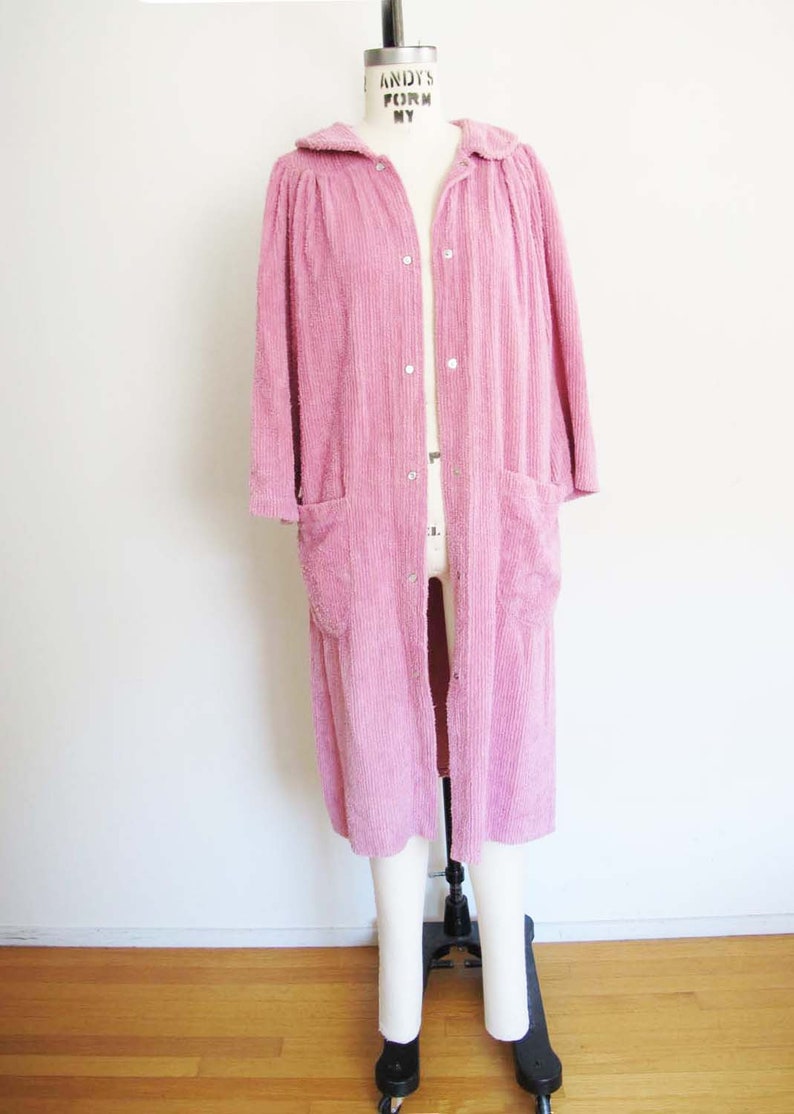 Vintage Pink Chenille Robe Duster Jacket S 1980s Fuzzy Bubblegum Textured Stripe Light Weight House Coat image 2