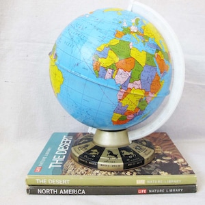 Petit globe en métal vintage des années 60 Ohio Art Co - base d'astrologie du zodiaque globe carte du monde des années 60 - décoration de chambre d'enfant rétro