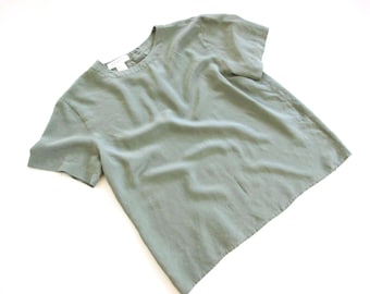 Blusa de seda verde salvia vintage de los años 90: top minimalista de manga corta