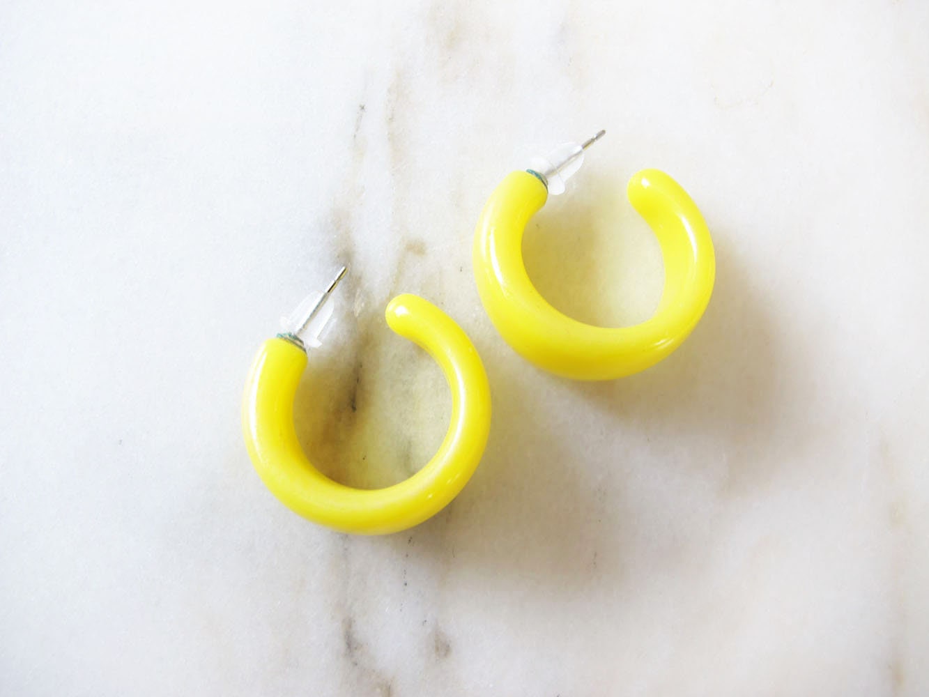 Discover 76+ plastic hoop earrings super hot - esthdonghoadian