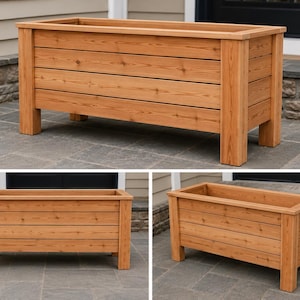 Puede incluir: Una jardinera rectangular de madera construida con tablones horizontales de cedro con un acabado natural de veta de madera marrón claro. La jardinera cuenta con cuatro postes de esquina resistentes y un borde superior plano.