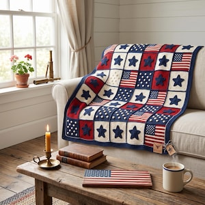 Könnte beinhalten: Eine gehäkelte Decke mit einem Patchwork-Design aus roten, weißen und blauen Quadraten. Die Quadrate wechseln sich ab zwischen einfarbigen Flächen mit erhabenen dunkelblauen Sternen, weißen Quadraten mit erhabenen weißen Punkten und US-Flaggenmustern.