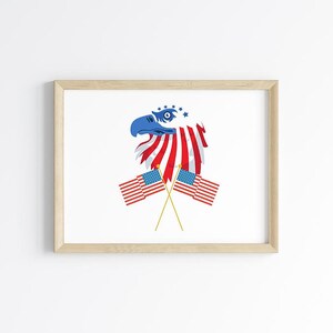 Pu&ograve; includere: Stampa incorniciata con un design patriottico. Raffigura una testa d'aquila blu con piume a strisce rosse e bianche e due bandiere americane. Le bandiere sono incrociate con pali dorati. Lo sfondo &egrave; bianco.