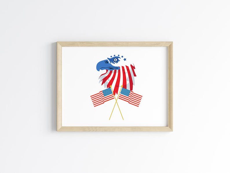 Pu&ograve; includere: Stampa incorniciata con un design patriottico. Raffigura una testa d'aquila blu con piume a strisce rosse e bianche e due bandiere americane. Le bandiere sono incrociate con pali dorati. Lo sfondo &egrave; bianco.