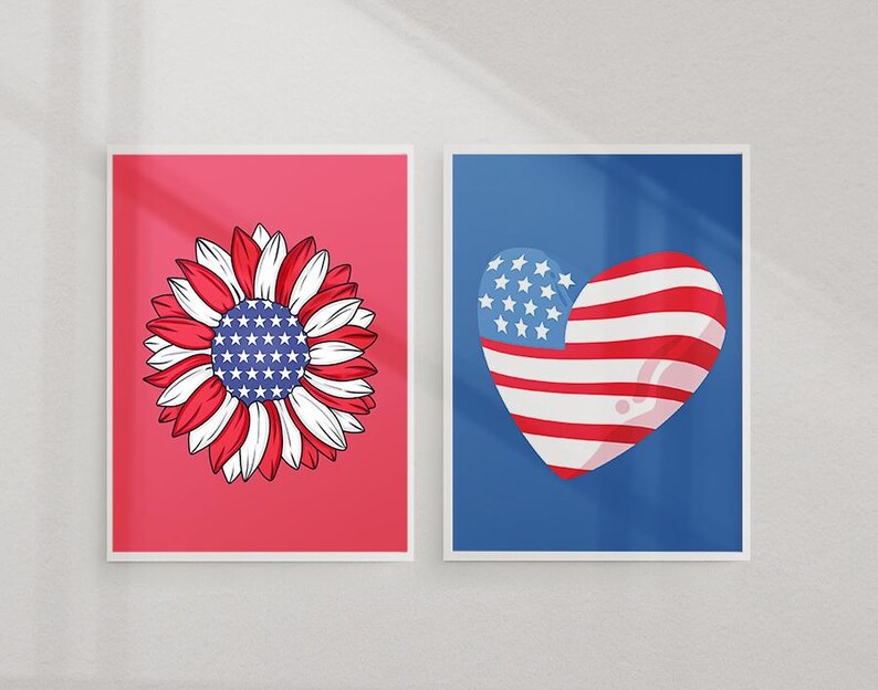 Pu&ograve; includere: Due stampe incorniciate con temi patriottici. Una presenta un girasole con petali rossi, bianchi e blu e un centro pieno di stelle. L'altra stampa raffigura un cuore con strisce rosse e bianche e una sezione blu con stelle.