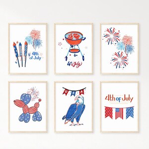 Pu&ograve; includere: Sei stampe artistiche incorniciate a tema patriottico. Ogni stampa presenta illustrazioni in rosso, bianco e blu. I disegni includono fuochi d'artificio, una griglia per barbecue, un animale fatto con palloncini, un'aquila e il testo "4th of July".