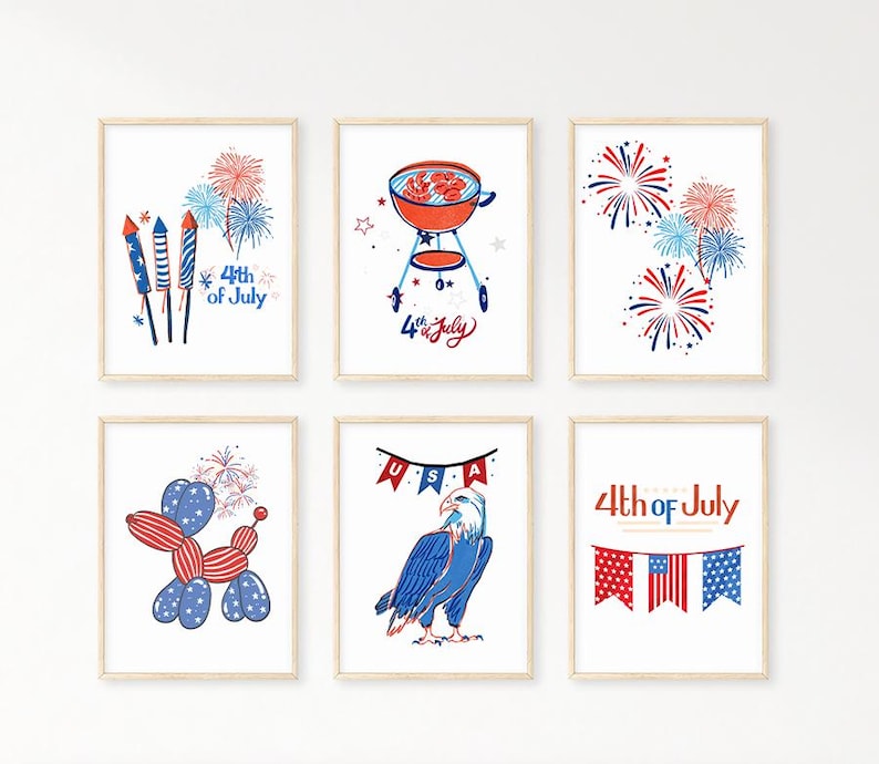 Pu&ograve; includere: Sei stampe artistiche incorniciate a tema patriottico. Ogni stampa presenta illustrazioni in rosso, bianco e blu. I disegni includono fuochi d'artificio, una griglia per barbecue, un animale fatto con palloncini, un'aquila e il testo "4th of July".
