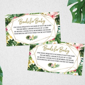 Puede incluir: Dos tarjetas imprimibles con un tema tropical. Las tarjetas tienen un marco geom&eacute;trico dorado con hojas verdes y flores rosas. El texto en las tarjetas dice "Libros para beb&eacute;. Una peque&ntilde;a petici&oacute;n y esperamos que no sea dif&iacute;cil. Por favor, trae un libro en lugar de una tarjeta. Al firmar un libro, recordaremos y compartiremos tu regalo especial incluso cuando no est&eacute;s ah&iacute;!"
