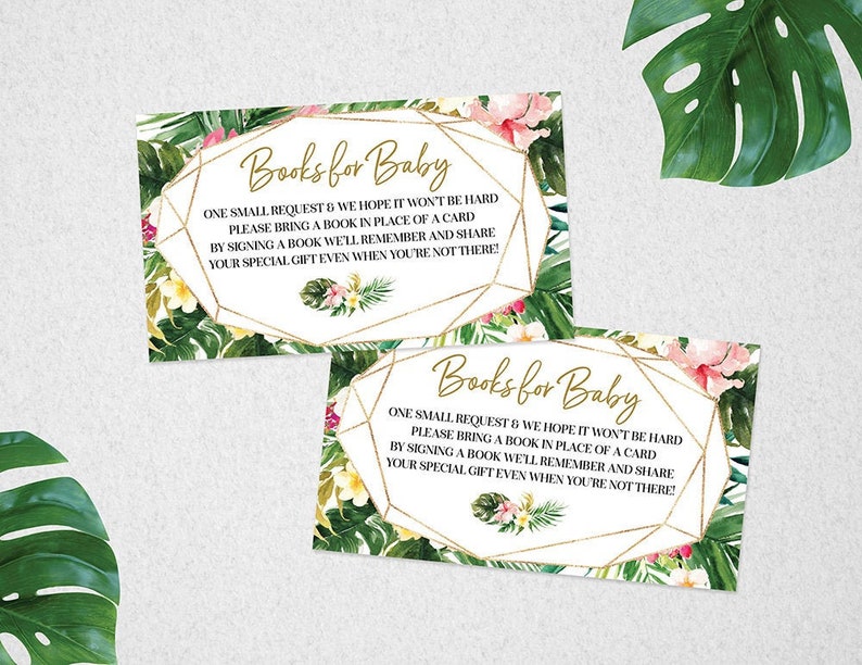 Puede incluir: Dos tarjetas imprimibles con un tema tropical. Las tarjetas tienen un marco geom&eacute;trico dorado con hojas verdes y flores rosas. El texto en las tarjetas dice "Libros para beb&eacute;. Una peque&ntilde;a petici&oacute;n y esperamos que no sea dif&iacute;cil. Por favor, trae un libro en lugar de una tarjeta. Al firmar un libro, recordaremos y compartiremos tu regalo especial incluso cuando no est&eacute;s ah&iacute;!"
