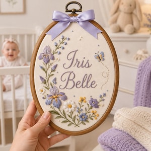 Anpassad broderiring med fjäril och vildblomma för bebisnamn, lila blommigt barnrumsminne, personlig väggdekoration för flickor