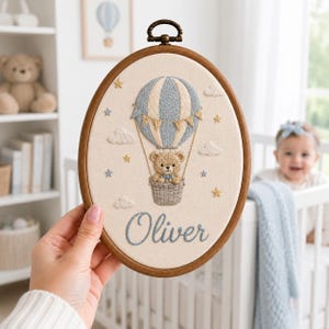 Cerchio da ricamo personalizzato con nome del bambino, orsetto di peluche a mongolfiera, decorazione murale personalizzata con cielo azzurro per la cameretta, cartello con nome per bambino.