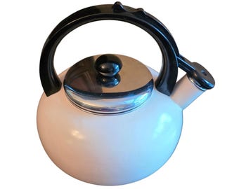 Tetera silbante de esmalte vintage para estufa, color blanco, decoración retro para la cocina.