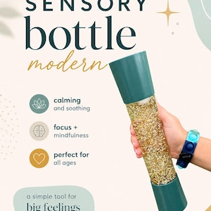 Könnte beinhalten: Eine zylindrische Sensorik-Flasche mit dunkelgrünen Verschlüssen und in Flüssigkeit schwebendem Goldglitter. Der Text lautet: SENSORY bottle modern, calming and soothing, focus + mindfulness, perfect for all ages, a simple tool for big feelings, CALM • FOCUS • PLAY.