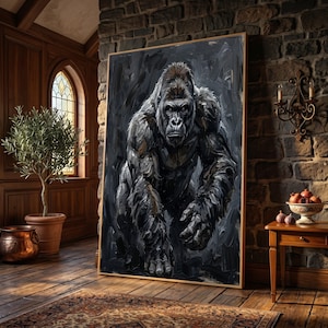 Pode incluir: Uma grande peça de arte de parede retangular com uma pintura a óleo de um gorila em tons de preto, cinza e branco. O gorila é retratado em uma postura inclinada para a frente com pinceladas visíveis, dentro de uma moldura de madeira.