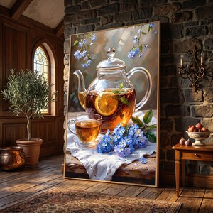 Può includere: Una stampa artistica rettangolare da parete raffigurante una teiera in vetro trasparente riempita di tè ambrato e una fetta di limone, accompagnata da una tazza in vetro abbinata su un panno bianco, decorata con grappoli di piccoli fiori blu.