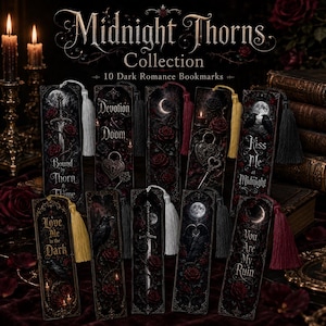 Puede incluir: Una colección de 10 marcapáginas rectangulares titulada Midnight Thorns Collection, con imágenes góticas oscuras que incluyen espadas, cuervos, lunas, rosas y candados en forma de corazón. Cada marcapáginas incluye una borla de color y texto.