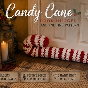 Może przedstawiać: Ręcznie robiony na drutach odbojnik do drzwi w kształcie laski cukrowej z naprzemiennymi czerwonymi i białymi paskami. Tekst na obrazku brzmi Candy Cane DOOR HUGGER HAND KNITTING PATTERN, BLOCKS DRAFTS KEEPS THE COLD OUT, BLOCKS COLD DRAFTS, FESTIVE DECOR FOR YOUR HOME, HAND KNIT WITH LOVE oraz HEGGIE'S HUGGABLES.