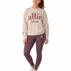 Moletom Allie Plum com Logo | Gola Redonda com Estampa de Texto em Tons de Ameixa