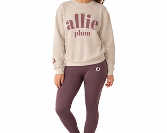 Sudadera con logo de Allie Plum / sudadera de cuello redondo con logo y texto en color ciruela.