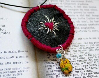 Collar con colgante - Sagrado Corazón / Ojo Turco con dijes - Bordado a mano y con cuentas - Cordón de cuero
