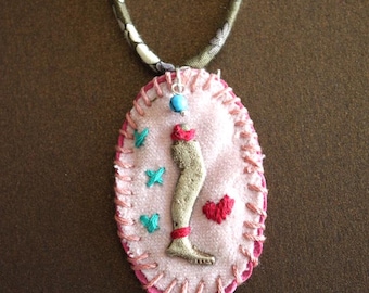 Collar con amuleto - Pierna Milagro Bordado a mano sobre terciopelo con cinta Liberty of London