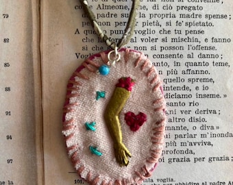 Collar con amuleto - Milagro de brazo bordado a mano sobre terciopelo con cinta Liberty of London