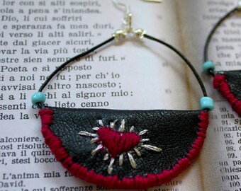 Pendientes - Sagrado Corazón - Bordados a mano - Cordón de cuero