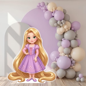 Puede incluir: Una figura de cartón de un personaje de dibujos animados con largo cabello rubio, vistiendo un vestido morado con corpiño acordonado y mangas abullonadas. El personaje se encuentra frente a un arco de globos en tonos lavanda, crema y gris.