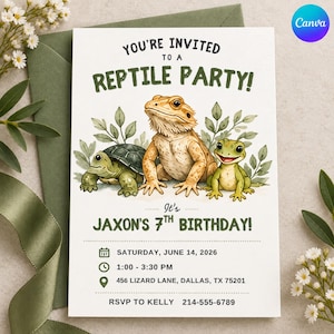 Könnte beinhalten: Eine weiße, rechteckige Einladungskarte mit einer grünen Illustration einer Schildkröte, einer Bartagame und eines Frosches. Der Text lautet: YOU'RE INVITED TO A REPTILE PARTY! It's JAXON'S 7TH BIRTHDAY! SATURDAY, JUNE 14, 2026, 1:00 - 3:30 PM, 456 LIZARD LANE, DALLAS, TX 75201, RSVP TO KELLY 214-555-6789.