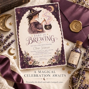 Può includere: Un invito rettangolare per baby shower con bordo smerlato, raffigurante una persona incinta con un cappello da strega che mescola un calderone. Il testo recita Baby is Brewing, Olivia Johnson, 17 ottobre 2026 e The Moonlight Manor.