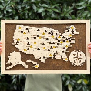 Kryptiden-Holzkarte: Wandkunst zur US-amerikanischen Folklore – Halloween-Kunst