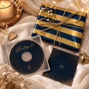 Può includere: Una custodia per CD contenente un disco blu scuro con macchie dorate, la parola Mixtape e un'icona a forma di cuore. Accanto si trovano un biglietto quadrato con macchie dorate e un cuore, e un regalo avvolto in carta a righe blu navy e oro.