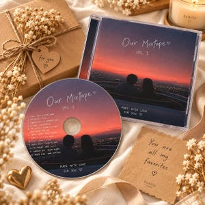 Peut inclure: Un boîtier CD en plastique transparent et un CD assorti présentant un paysage urbain au coucher du soleil avec deux silhouettes. Le texte indique Our Mixtape Vol. 1 et Made with love for you. Une carte brune porte l'inscription You are all my favorites.
