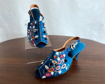 Preciosos zapatos chinos bordados florales de seda azul cobalto con ribete dorado, hebillas plateadas, tacones bordados tamaño 6 1/2