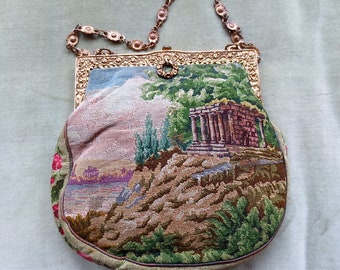 Hermoso bolso Micro Petit Point Purse de 1920-30 con marco de oro - Ruina escénica del templo en Rocky Hill con árboles, mares, ciudad distante